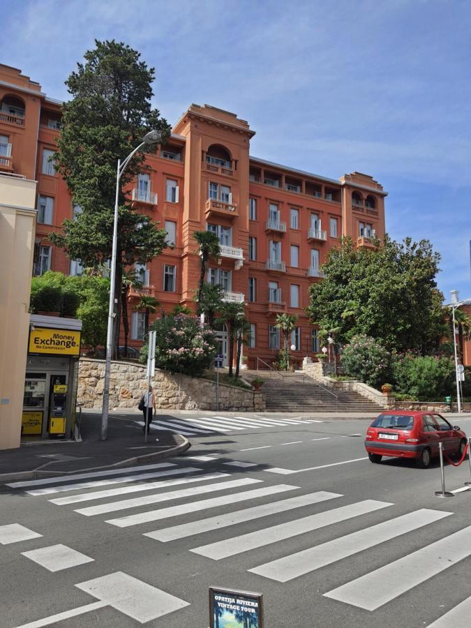 Family Apartment Center Opatija Bagian luar foto